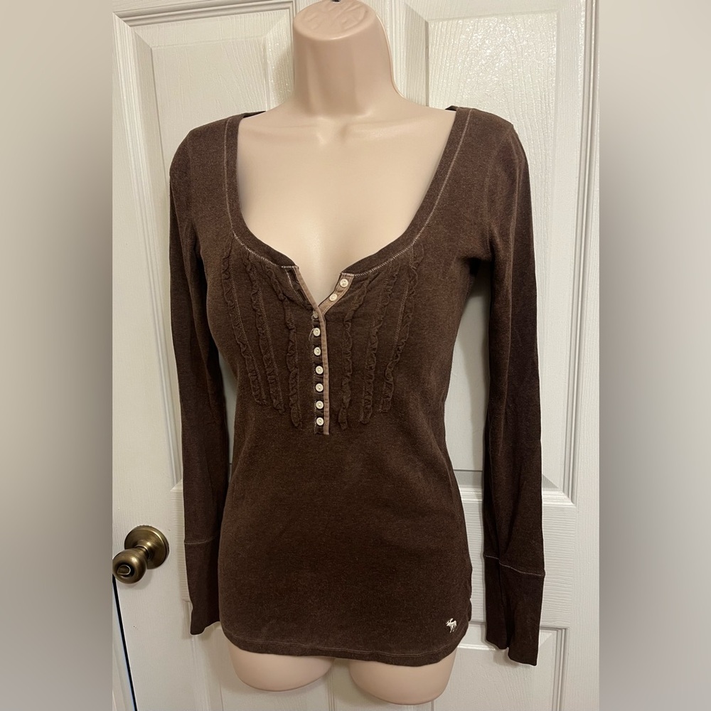 Vintage Y2K Abercrombie & Fitch Women’s size Medium Babydoll Henley Brown Shirt